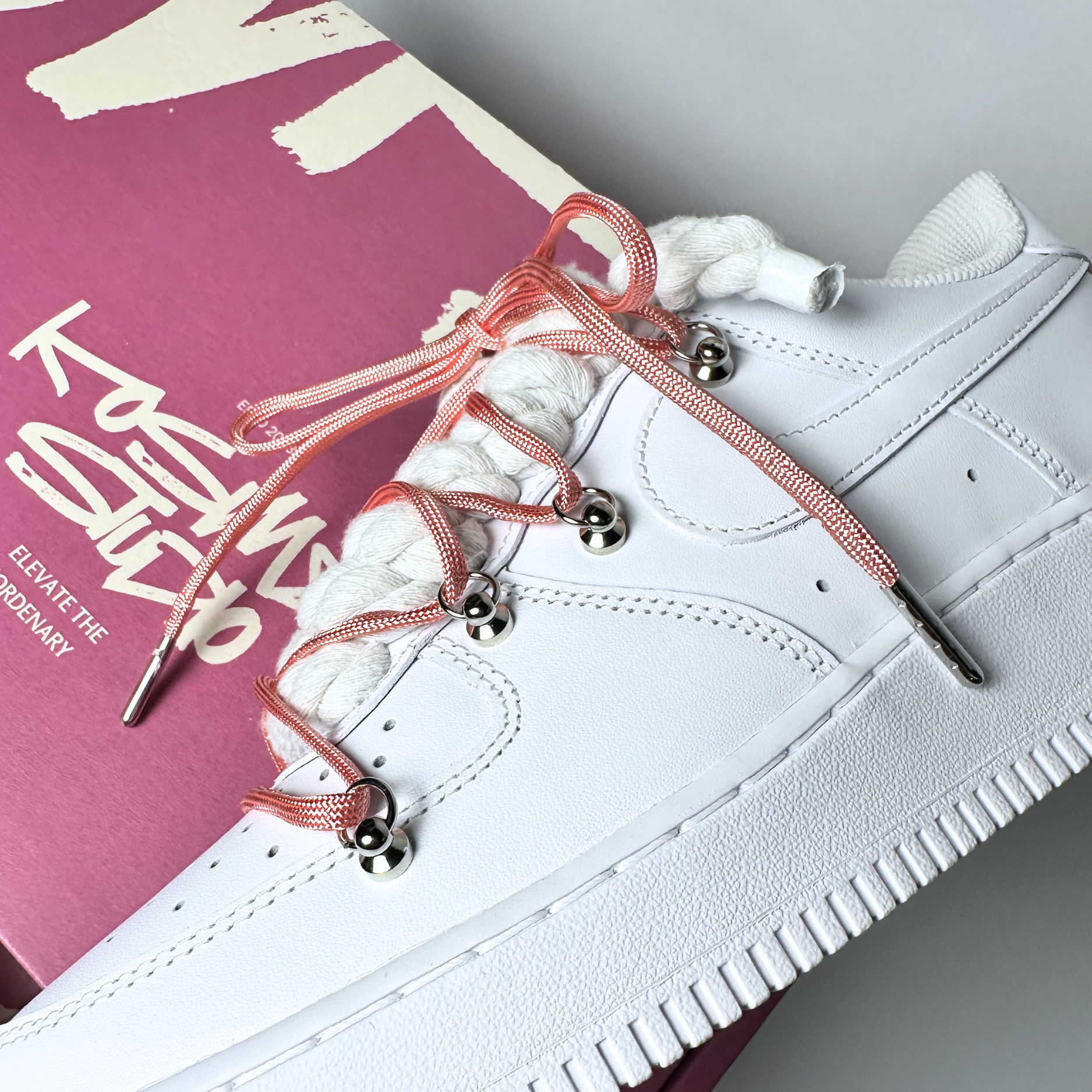 Nike Air Force 1 Custom bíle rope laces s růžovými Over laces – pohled na patu