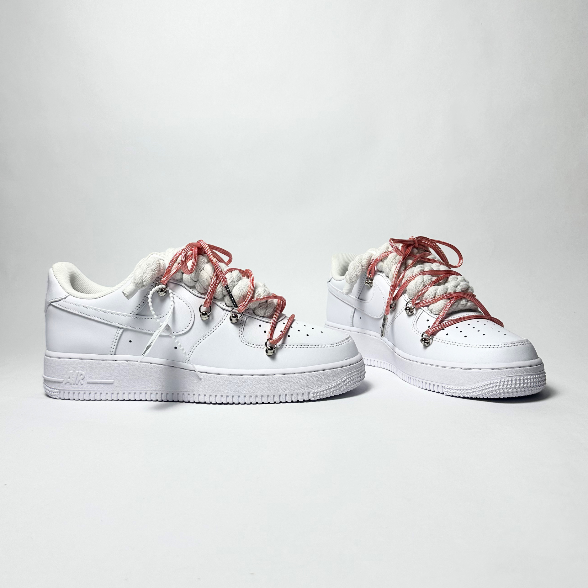 Nike Air Force 1 Custom bíle rope laces s růžovými Over laces – pohled zezadu
