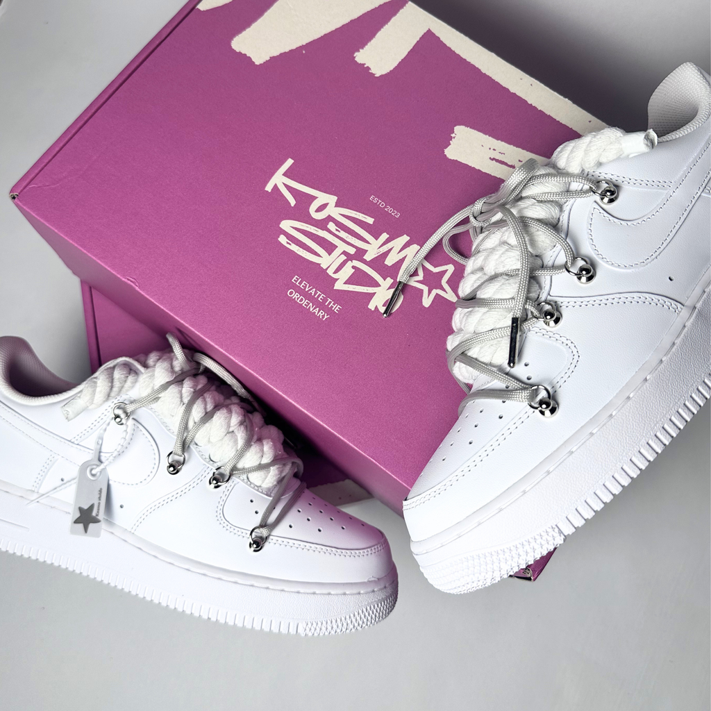 Nike Air Force 1 Custom bílé rope laces se šedými Over laces – detail šněrování