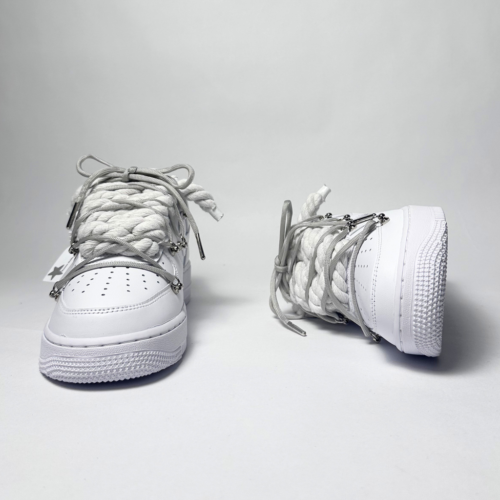 Nike Air Force 1 Custom bílé rope laces se šedými Over laces – pohled zepředu