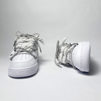 Nike Air Force 1 Custom bílé rope laces se šedými Over laces – pohled zepředu