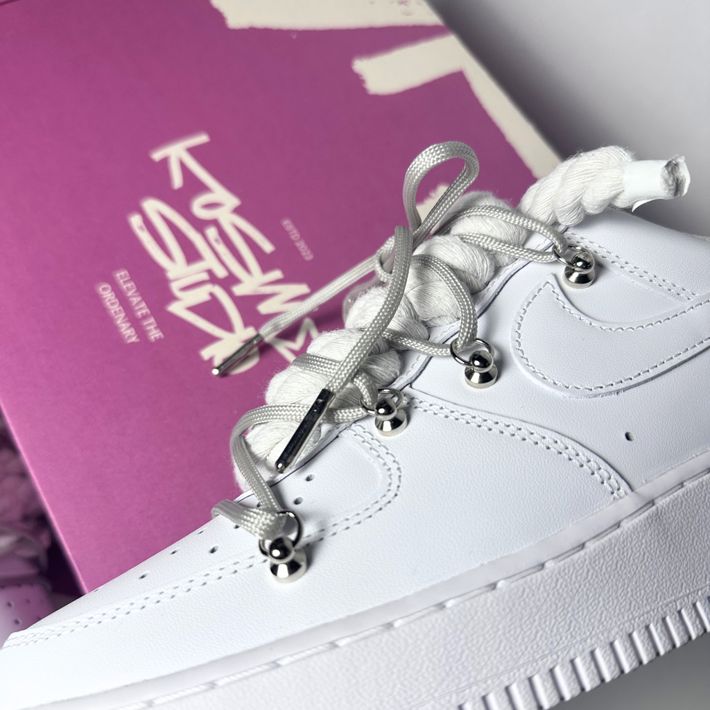 Nike Air Force 1 Custom bílé rope laces se šedými Over laces – pohled na patu