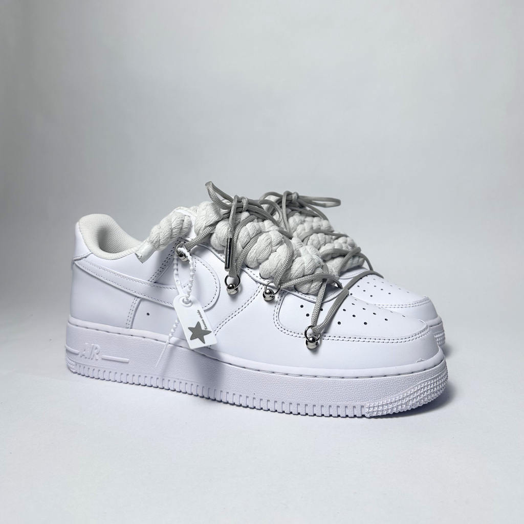 Nike Air Force 1 Custom bílé rope laces se šedými Over laces – pohled ze strany