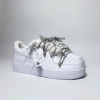 Nike Air Force 1 Custom bílé rope laces se šedými Over laces – pohled ze strany