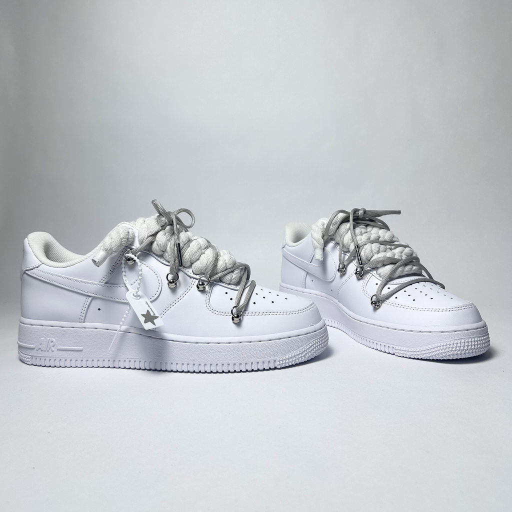 Nike Air Force 1 Custom bílé rope laces se šedými Over laces – pohled zezadu