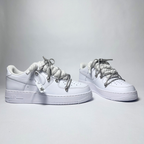 Nike Air Force 1 Custom bílé rope laces se šedými Over laces – pohled zezadu