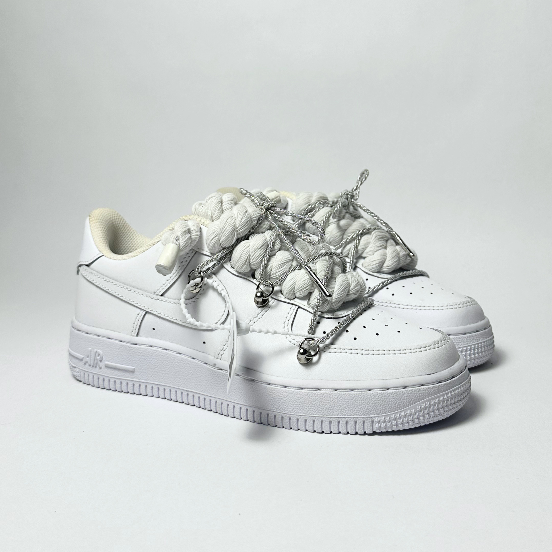 Nike Air Force 1 Custom bílé rope laces se shiny Over laces – pohled ze strany