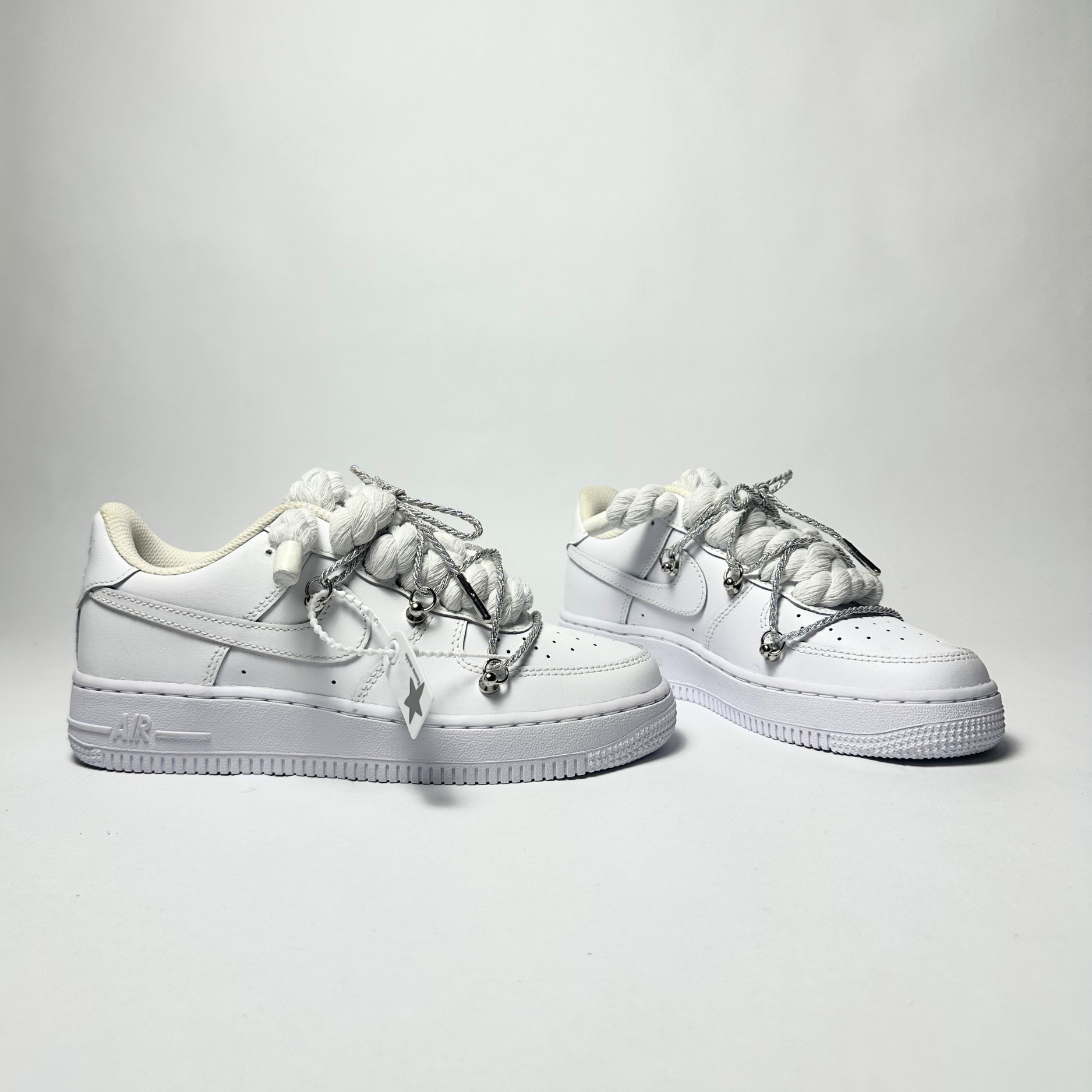 Nike Air Force 1 Custom bílé rope laces se shiny Over laces – pohled zezadu