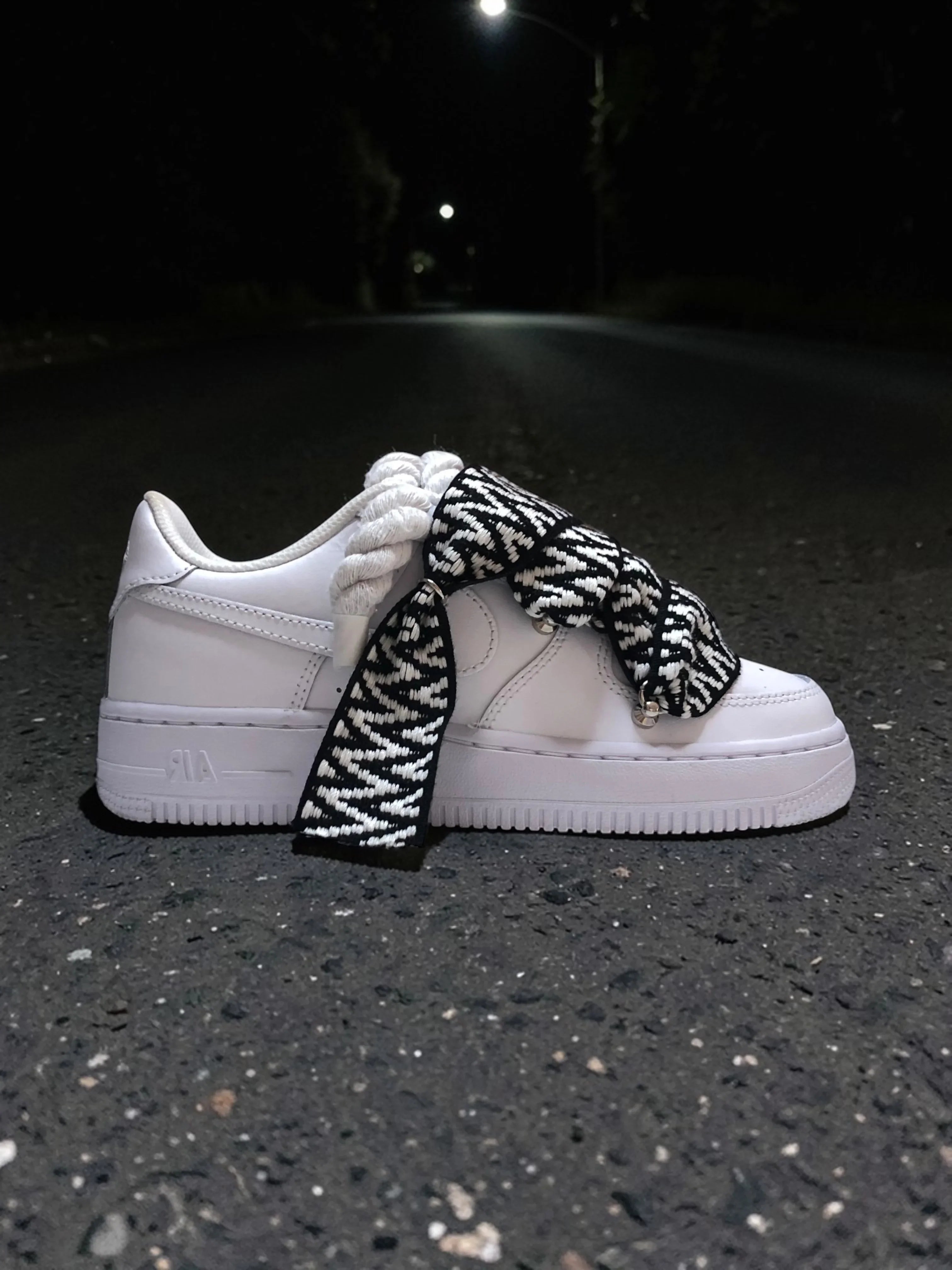 Nike air force 1 rope laces s zebrovanými over laces na tmavé ulici