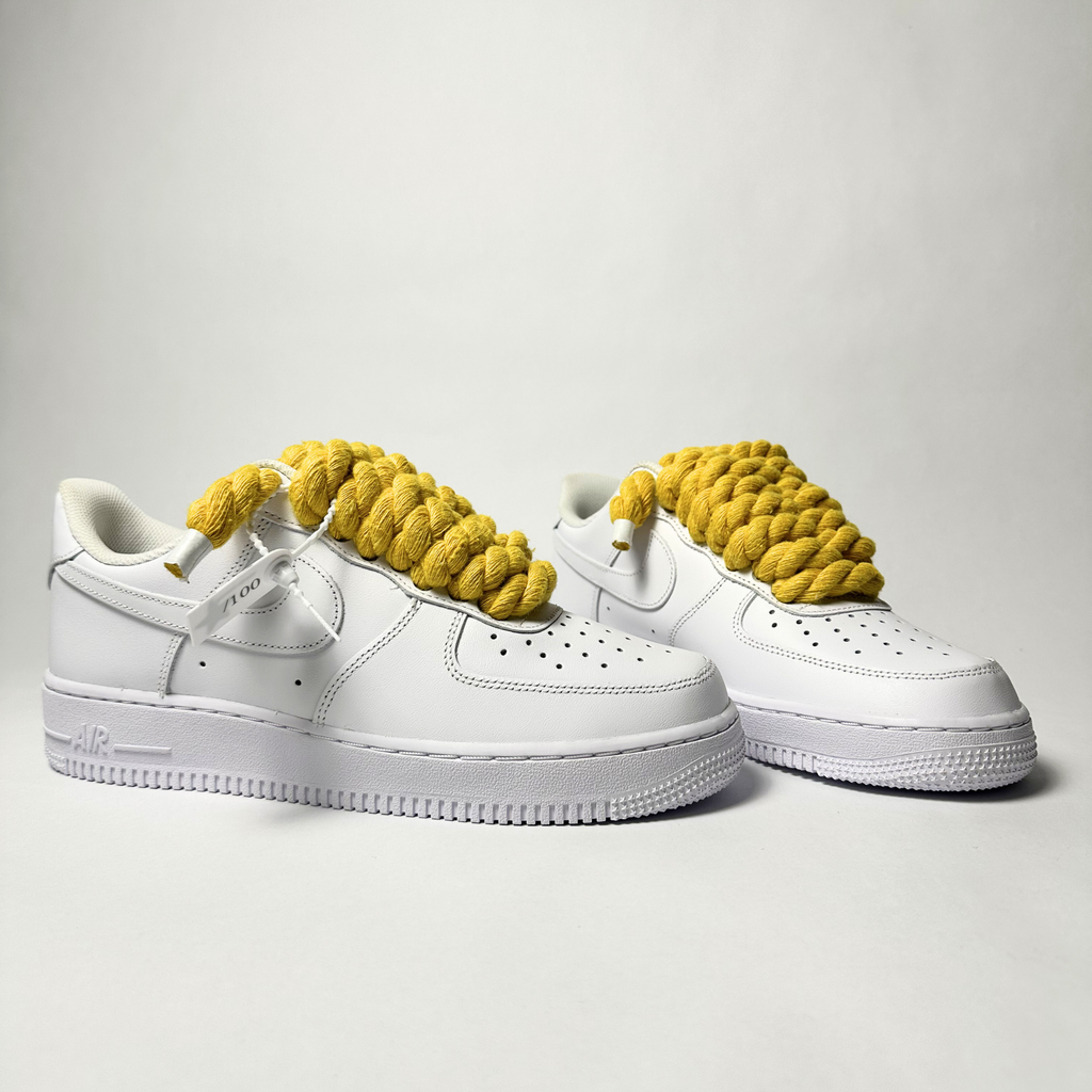 Nike Air Force 1 bílé Custom žluté tlusté rope laces – pohled zezadu